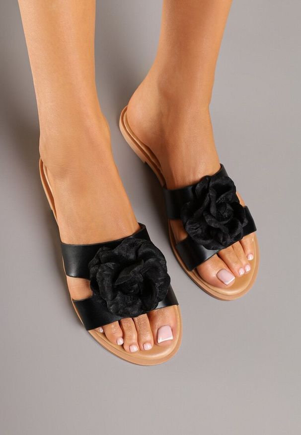 Born2be - Czarne Klapki Vices Ozdobione Kwiatową Aplikacją 3D Koviznne. Okazja: na co dzień. Kolor: czarny. Wzór: kwiaty, aplikacja. Sezon: lato. Styl: elegancki, casual