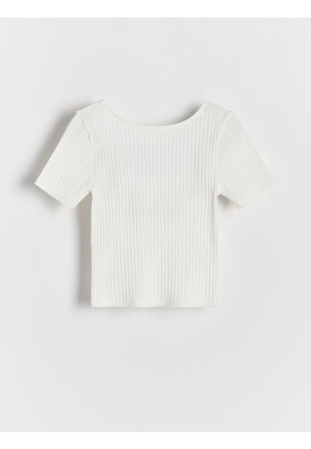 Reserved - Prążkowany t-shirt - złamana biel. Materiał: prążkowany. Długość: krótkie