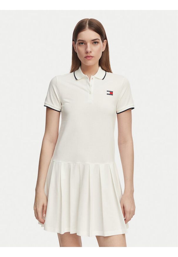 Tommy Jeans Sukienka codzienna Tommy Badge DW0DW22328 Biały Relaxed Fit. Okazja: na co dzień. Kolor: biały. Materiał: bawełna. Typ sukienki: proste. Styl: casual