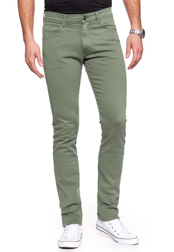 Wrangler - WRANGLER SPODNIE MĘSKIE LARSTON DUSTY OLIVE W18SDV65M. Materiał: jeans