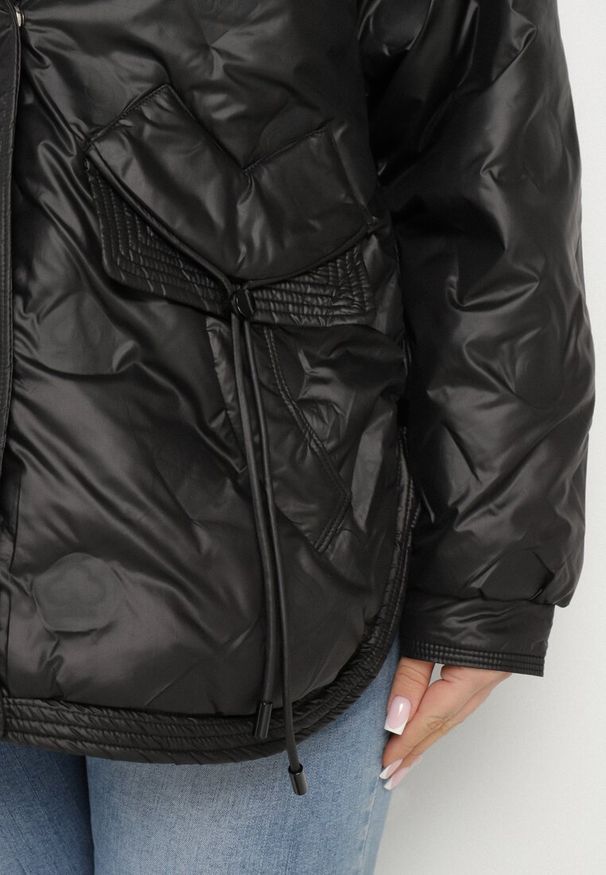 Born2be - Czarna Kurtka Pikowana z Kapturem i Kieszeniami o Pudełkowym Kroju Eravinna. Okazja: na spacer. Typ kołnierza: kaptur. Kolekcja: plus size. Kolor: czarny. Długość rękawa: długi rękaw. Długość: długie. Wzór: aplikacja