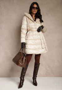 Renee - Beżowa Pikowana Kurtka z Nieodpinanym Kapturem o Długim Kroju z Paskiem Lidassea. Okazja: na co dzień. Kolor: beżowy. Materiał: jeans. Długość: długie. Styl: casual #3