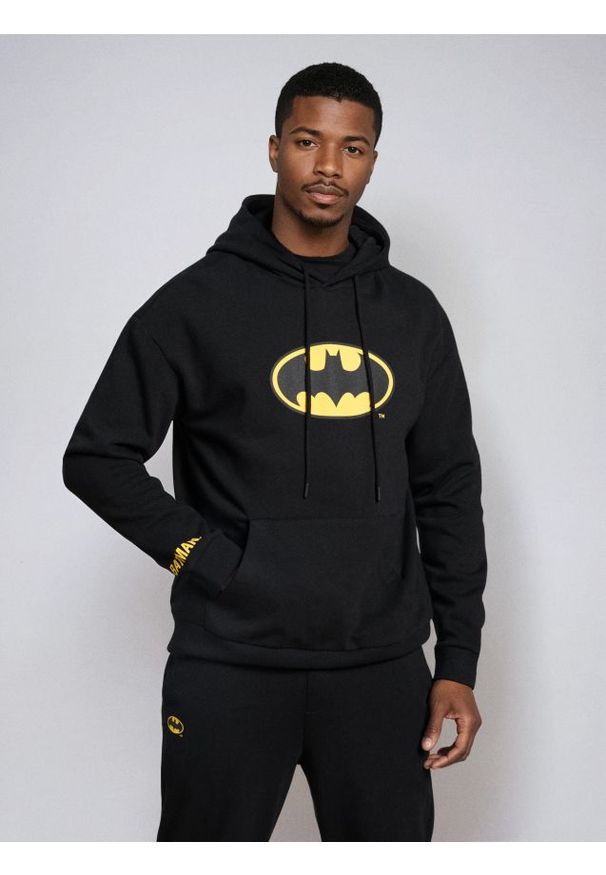 Sinsay - Bluza hoodie z nadrukiem Batman - czarny. Kolor: czarny. Wzór: motyw z bajki, nadruk