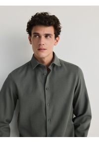 Reserved - Gładka koszula regular fit - ciemnozielony. Kolor: zielony. Materiał: tkanina, bawełna. Wzór: gładki