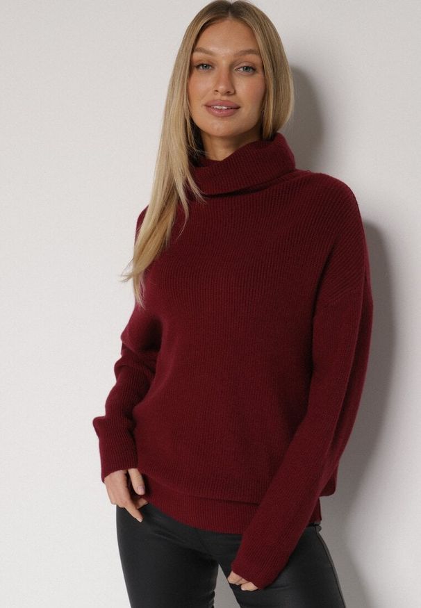 Born2be - Bordowy Golf o Klasycznym Kroju z Kaszmirem Azifra. Okazja: na spotkanie biznesowe. Typ kołnierza: golf. Kolor: czerwony. Materiał: kaszmir. Styl: klasyczny