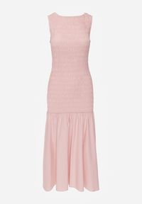 Renee - Różowa Sukienka Drop Waist Bez Rękawów Zdobiona Marszczeniem Natinelle. Kolor: różowy. Materiał: tkanina. Długość rękawa: bez rękawów. Wzór: aplikacja. Sezon: lato. Styl: wizytowy, klasyczny #5