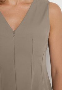 Born2be - Jasnozielona Sukienka o Rozkloszowanym Kroju z Dekoltem w Serek Alifia. Okazja: na spacer, na imprezę, na co dzień. Typ kołnierza: dekolt w serek. Kolor: zielony. Długość rękawa: bez rękawów. Typ sukienki: rozkloszowane, proste. Styl: casual, klasyczny #5