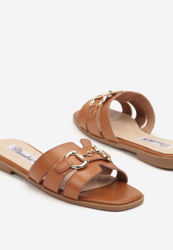 Born2be - Brązowe Klapki z Ozdobną Klamrą Nusorin. Okazja: na co dzień. Kolor: brązowy. Sezon: lato. Obcas: na płaskiej podeszwie. Styl: casual, glamour, elegancki