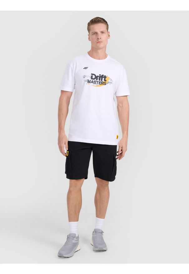 4f - 4F T-shirt regular z nadrukiem uniseks 4F x Drift Masters - biały XS. Okazja: na co dzień. Kolor: biały. Materiał: materiał, bawełna, jersey, dzianina. Długość rękawa: krótki rękaw. Długość: krótkie. Wzór: nadruk. Styl: sportowy, klasyczny, casual