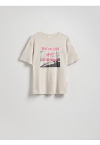 Reserved - T-shirt z nadrukiem - jasnoszary. Kolor: szary. Materiał: dzianina, bawełna. Wzór: nadruk #1