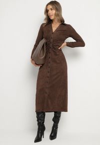 Born2be - Brązowa Koszulowa Sukienka z Imitacji Zamszu z Marszczeniem w Talii Eselea. Okazja: na co dzień. Typ kołnierza: kołnierzyk klasyczny, dekolt w serek. Kolor: brązowy. Materiał: zamsz. Typ sukienki: koszulowe. Styl: klasyczny, casual, elegancki #3