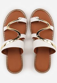 Renee - Białe Klapki Japonki z Paskiem na Palec Zdobione Metaliczną Aplikacją Trisgeiros. Okazja: na co dzień. Kolor: biały. Wzór: aplikacja. Sezon: lato. Styl: casual #3