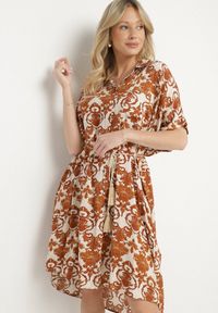 Born2be - Brązowa Pudełkowa Sukienka Koszulowa z Wiskozy w Ornamentalny Print Vanisse. Okazja: na co dzień. Kolor: brązowy. Materiał: wiskoza. Długość rękawa: krótki rękaw. Wzór: nadruk. Sezon: wiosna, lato. Typ sukienki: koszulowe. Styl: casual #3