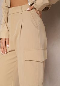 Renee - Beżowe Szerokie Spodnie High Waist w Eleganckim Stylu z Kieszeniami Cargo Dekanna. Okazja: na spotkanie biznesowe, na co dzień. Stan: podwyższony. Kolor: beżowy. Długość: długie. Styl: elegancki #3