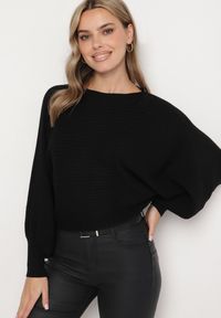 Born2be - Czarny Sweter z Wiskozą Typu Nietoperz Sallindria. Okazja: na co dzień. Kolor: czarny. Materiał: wiskoza. Długość: długie. Styl: elegancki, casual