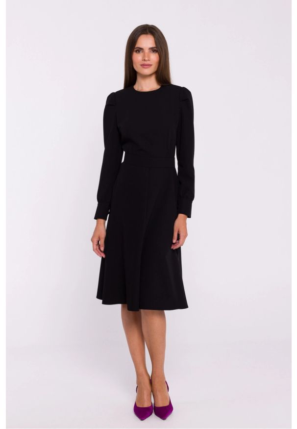 Stylove - Elegancka sukienka rozkloszowana z paskiem czarna. Okazja: na spotkanie biznesowe, do pracy. Kolor: czarny. Styl: elegancki