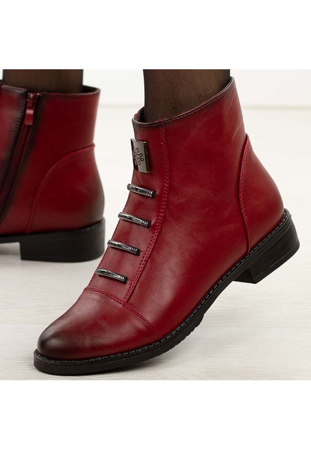 Czerwone płaskie botki damskie M.Daszyński Sa62-126. Okazja: na co dzień. Nosek buta: okrągły. Kolor: czerwony. Szerokość cholewki: normalna. Materiał: skóra. Sezon: zima, jesień. Obcas: na obcasie. Styl: klasyczny, casual, elegancki. Wysokość obcasa: niski