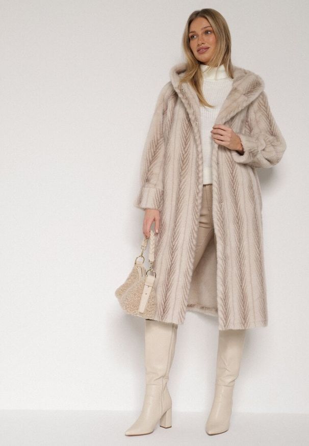 Born2be - Jasnobeżowy Płaszcz Futerko w Pionowy Wzór z Kapturem Cahroris. Typ kołnierza: kaptur. Kolor: beżowy. Materiał: futro. Styl: klasyczny, elegancki
