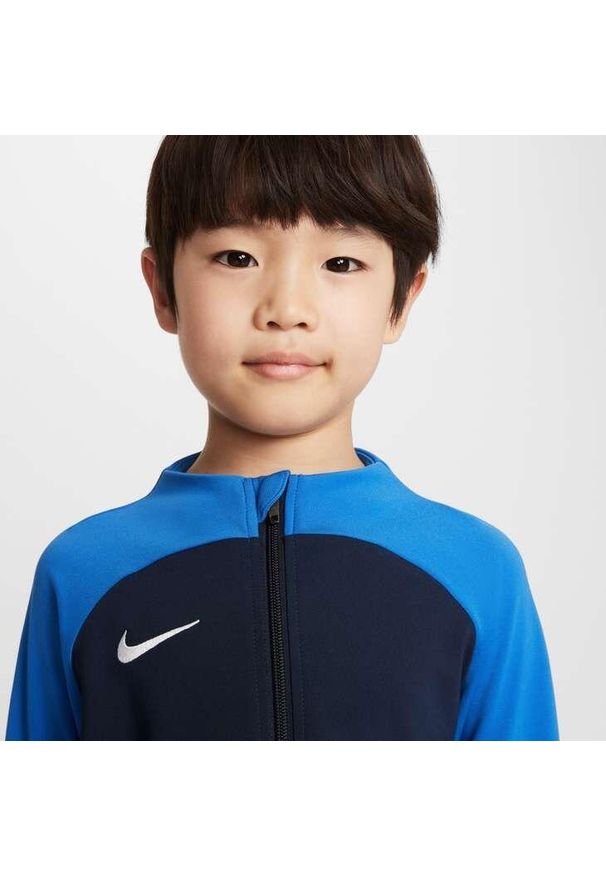 Dres treningowy chłopięcy Nike Academy. Kolor: wielokolorowy, niebieski, czarny. Materiał: dresówka