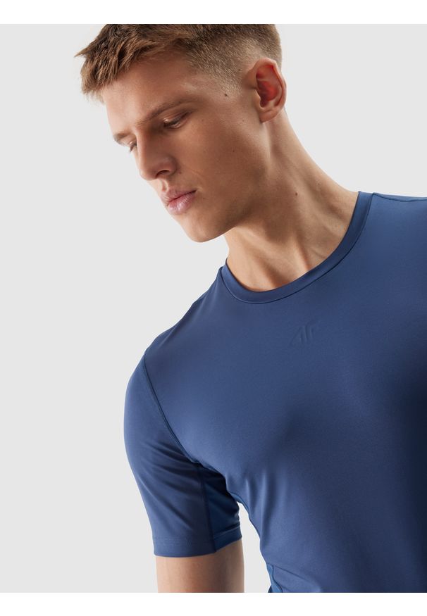4f - 4F Koszulka treningowa slim z materiałów z recyklingu męska - granatowa 3XL. Kolor: niebieski. Materiał: materiał. Długość rękawa: krótki rękaw. Długość: krótkie. Wzór: gładki, ze splotem. Sport: fitness