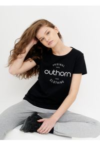 outhorn - T-shirt z nadrukiem damski - czarny. Kolor: czarny. Materiał: bawełna, jersey. Wzór: nadruk #1