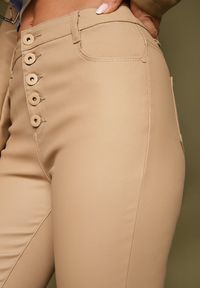Renee - Ciemnobeżowe Modelujące Spodnie z Ekoskóry o Fasonie Skinny Caetana. Okazja: na co dzień. Kolor: beżowy. Styl: casual, elegancki #3
