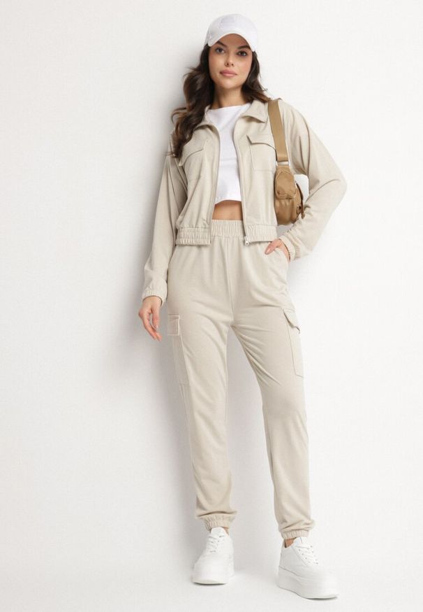 Born2be - Jasnobeżowy Komplet Dresowy Cargo Bluza i Spodnie z Kieszeniami Kormilla. Kolor: beżowy. Materiał: dresówka