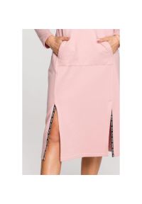 Sukienki.shop - Sukienka sportowa z dzianiny bawełnianej z kołnierzem różowa. Okazja: na spacer, na co dzień. Kolor: różowy. Materiał: dzianina, bawełna. Typ sukienki: sportowe. Styl: sportowy #2