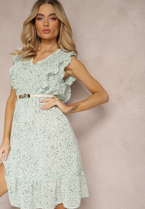 Renee - Zielona Rozkloszowana Sukienka z Gumką w Pasie i Falbankami Ulaia. Okazja: na imprezę, na co dzień. Typ kołnierza: kołnierz z falbankami. Kolor: zielony. Materiał: skóra. Typ sukienki: sportowe. Styl: elegancki, casual, sportowy