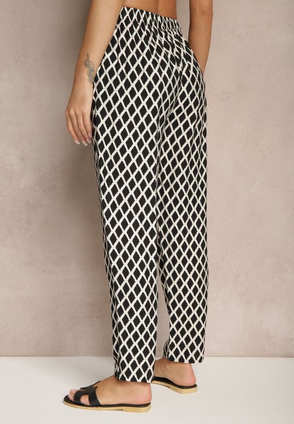 Renee - Czarne Spodnie o Szerokim Kroju High Waist w Romby Sarriza. Okazja: na co dzień. Stan: podwyższony. Kolor: czarny. Wzór: aplikacja. Styl: casual