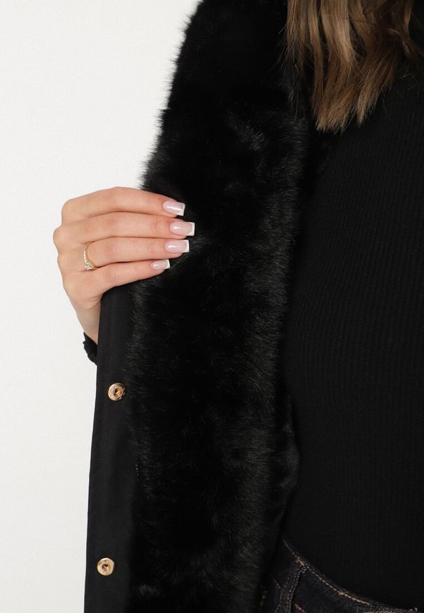 Born2be - Czarna Kurtka Bomberka z Futrzanym Obszyciem i Kapturem Rannasa. Okazja: na co dzień. Kolor: czarny. Materiał: futro. Styl: casual