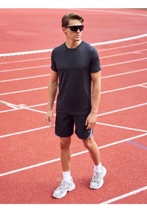 Sinsay - Szorty sportowe - czarny. Kolor: czarny. Styl: sportowy