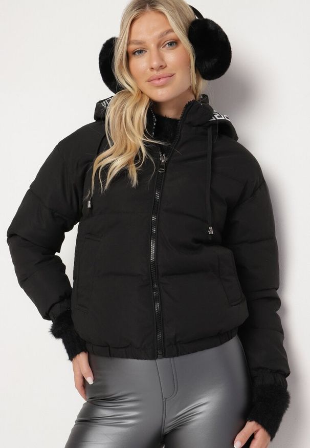 Born2be - Czarna Dwustronna Kurtka Pikowana z Kapturem Mesfinna. Typ kołnierza: kaptur. Kolor: czarny. Wzór: nadruk, aplikacja, geometria