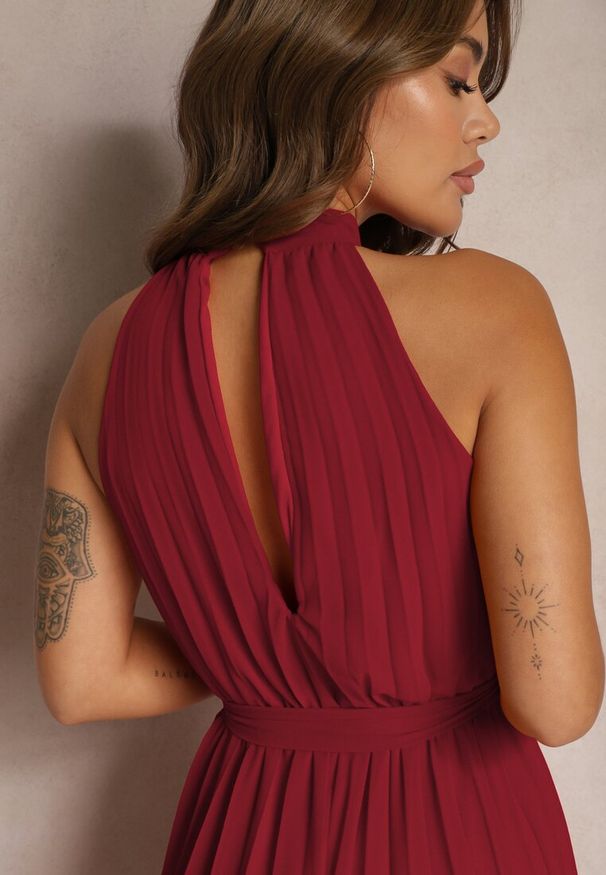 Renee - Bordowy Kombinezon z Dekoltem Typu Halter i Gumką w Talii Zolefia. Kolor: czerwony. Długość: długie. Styl: elegancki