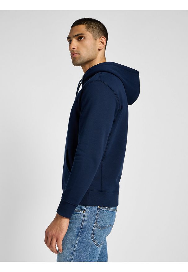 Lee - LEE MĘSKA BLUZA Z KAPTUREM LEE SEASONAL HOODIE INKY BLUE 112358048. Typ kołnierza: kaptur
