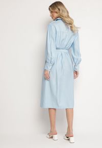 Born2be - Niebieska Wiskozowa Sukienka o Koszulowym Kroju z Paskiem z Klamrą i Kieszeniami Lisavianna. Okazja: na co dzień, do pracy, na spotkanie biznesowe. Kolor: niebieski. Materiał: wiskoza. Długość rękawa: długi rękaw. Typ sukienki: koszulowe. Styl: biznesowy, klasyczny, casual, elegancki #4