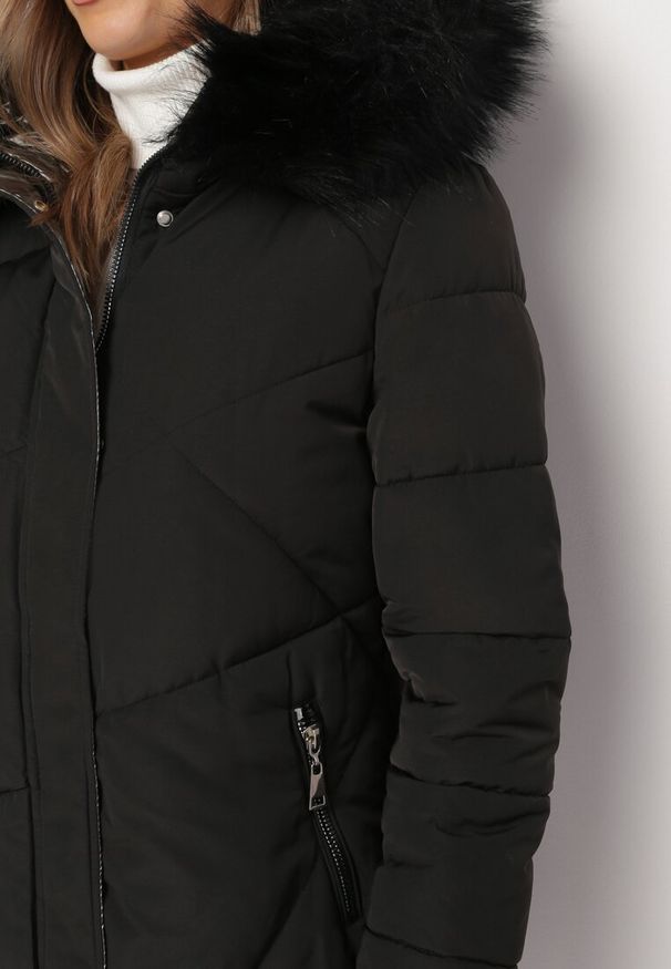 Born2be - Czarna Pikowana Kurtka o Przedłużonym Fasonie z Kapturem i Futerkiem Valora. Typ kołnierza: kaptur. Kolor: czarny. Materiał: futro
