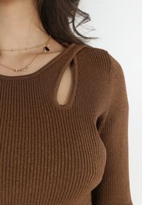 Born2be - Ciemnobrązowy Sweter z Brokatem i Wycięciem przy Dekolcie Zocie. Kolor: brązowy. Sezon: zima #6