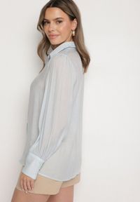 Born2be - Niebieska Klasyczna Koszula z Wiskozą Linarina. Okazja: na spotkanie biznesowe. Typ kołnierza: kołnierzyk klasyczny. Kolor: niebieski. Materiał: wiskoza. Styl: klasyczny #3