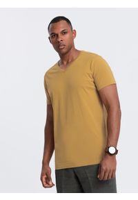 Ombre Clothing - Klasyczna męska bawełniana koszulka z dekoltem w serek BASIC – musztardowa V8. Typ kołnierza: dekolt w serek. Kolor: żółty. Materiał: bawełna. Wzór: ze splotem, jednolity. Styl: klasyczny #4