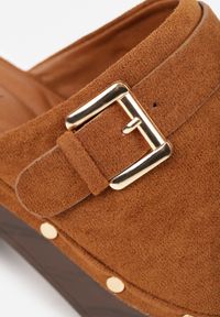 Renee - Brązowe Klapki Chodaki na Słupku z Cholewką z Nitami i Paskiem z Klamerką Jinnor. Kolor: brązowy. Materiał: zamsz. Wzór: ażurowy, haft. Sezon: lato. Obcas: na słupku. Styl: boho, rockowy. Wysokość obcasa: średni #9