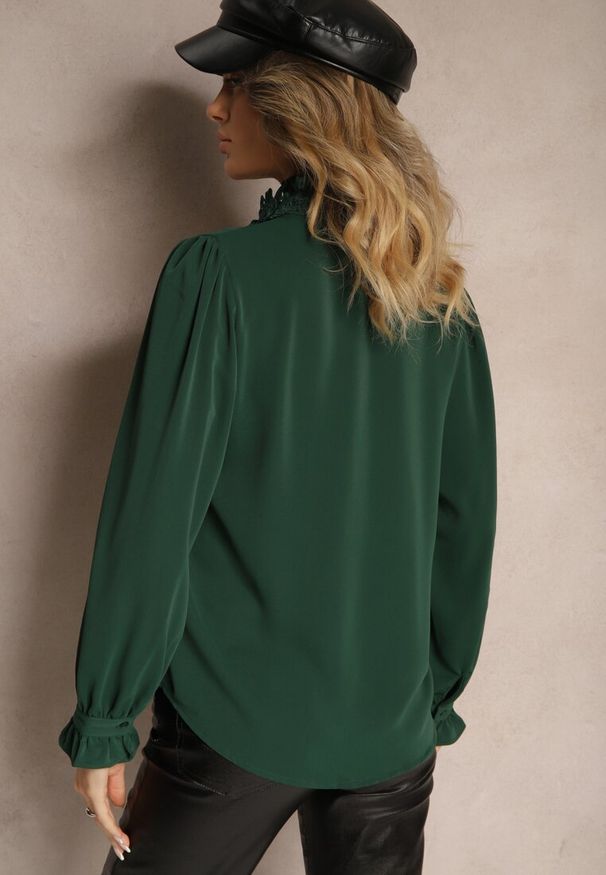 Renee - Ciemnozielona Koszula Ozdobiona Koronką i Stójką Zeanizia. Okazja: na co dzień, na spotkanie biznesowe, do pracy. Typ kołnierza: kołnierzyk stójkowy. Kolor: zielony. Materiał: koronka. Długość rękawa: długi rękaw. Długość: długie. Wzór: aplikacja, koronka. Styl: biznesowy, casual, elegancki, klasyczny