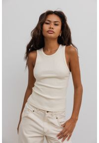 Marsala - Top na ramiączkach prążkowanej dzianiny w kolorze WARM BEIGE - ISLA-M. Kolor: beżowy. Materiał: dzianina, prążkowany. Długość rękawa: na ramiączkach. Sezon: lato, zima, jesień, wiosna. Styl: klasyczny