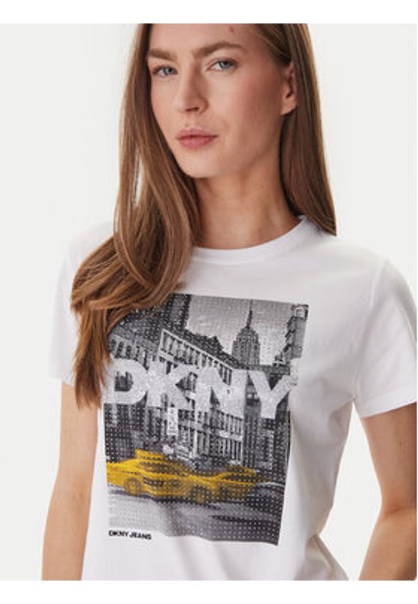 DKNY T-Shirt DJ6T1748 Biały Regular Fit. Kolor: biały. Materiał: bawełna