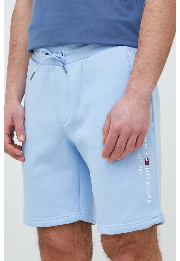 TOMMY HILFIGER - Tommy Hilfiger szorty męskie kolor niebieski. Okazja: na co dzień. Kolor: niebieski. Materiał: dzianina. Wzór: gładki. Styl: casual