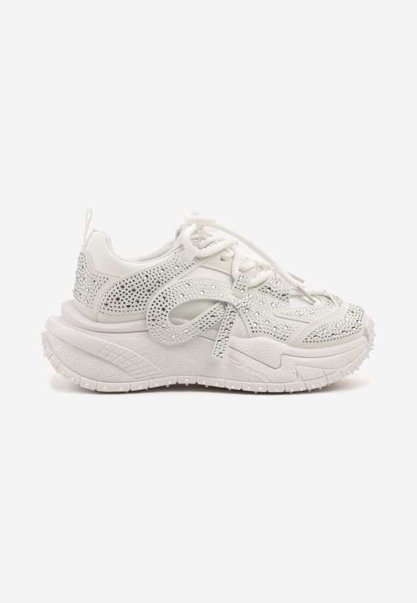 Born2be - Białe Sneakersy Ozdobione Drobnymi Cyrkoniami Sorisa. Okazja: na co dzień. Kolor: biały. Materiał: jeans. Wzór: aplikacja