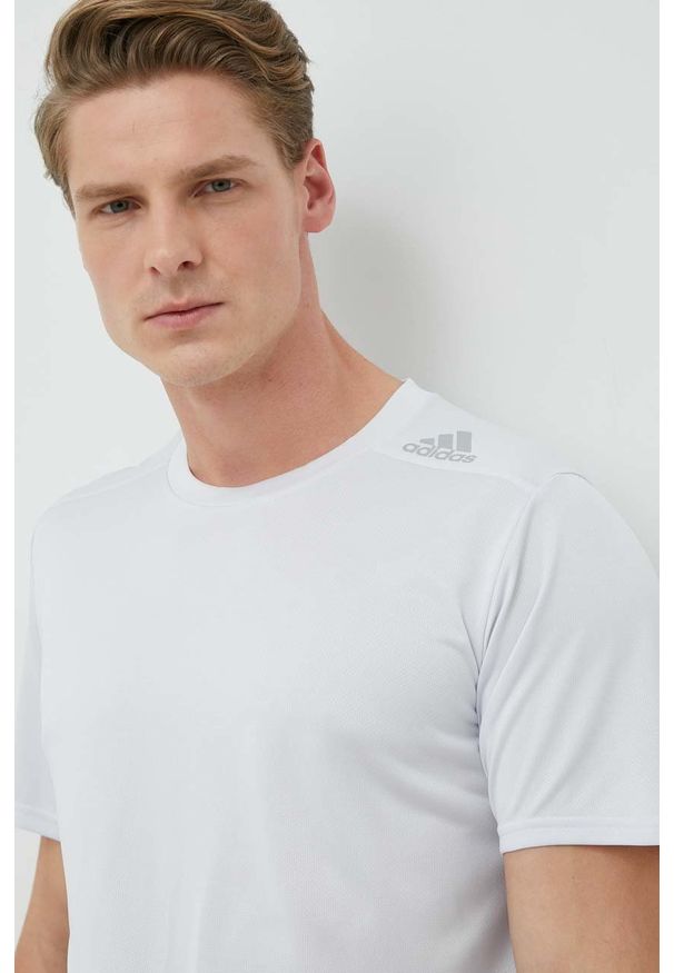 adidas Performance t-shirt do biegania Designed to Run kolor niebieski gładki. Okazja: na plażę. Kolor: niebieski. Materiał: skóra, materiał. Wzór: gładki
