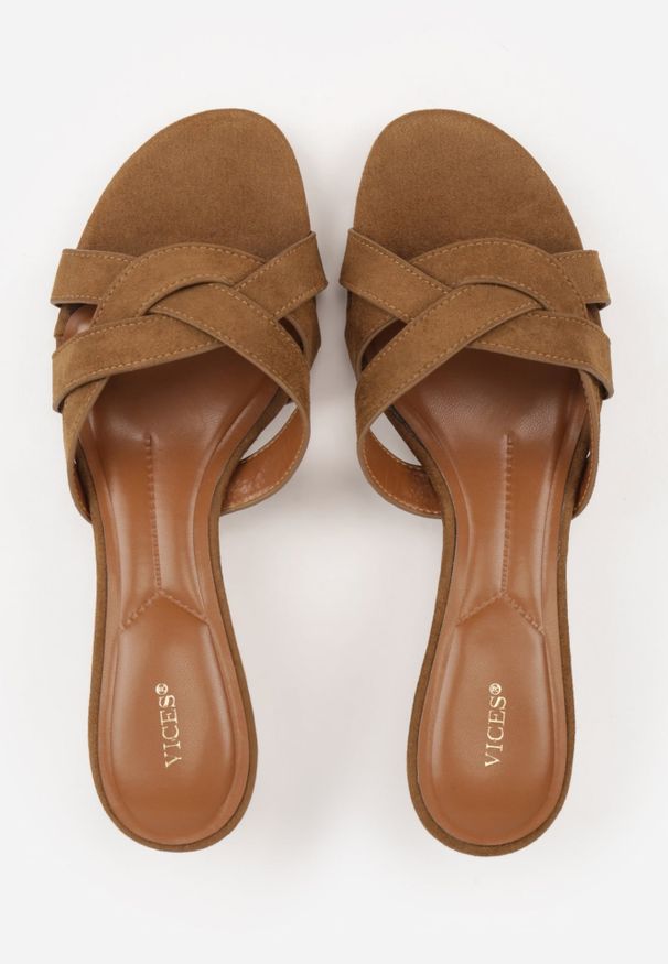 Renee - Ciemnobeżowe Klapki na Kaczuszce VICES Ozdobione Geometryczną Cholewką Nedanoire. Okazja: na randkę, na spacer. Kolor: beżowy. Wzór: geometria, aplikacja. Obcas: na szpilce. Styl: boho. Wysokość obcasa: średni