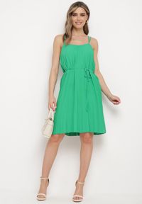 Born2be - Zielona Sukienka z Regulowanymi Ramiączkami z Materiałowym Paskiem Liata. Okazja: na spacer, na imprezę. Typ kołnierza: dekolt w kształcie V. Kolor: zielony. Materiał: materiał. Długość rękawa: na ramiączkach. Sezon: lato #3