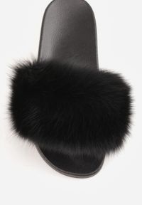 Renee - Czarne Klapki z Futrem Turtlefeather. Okazja: do domu, na co dzień. Nosek buta: otwarty. Kolor: czarny. Materiał: futro. Wzór: aplikacja. Styl: street, casual #7